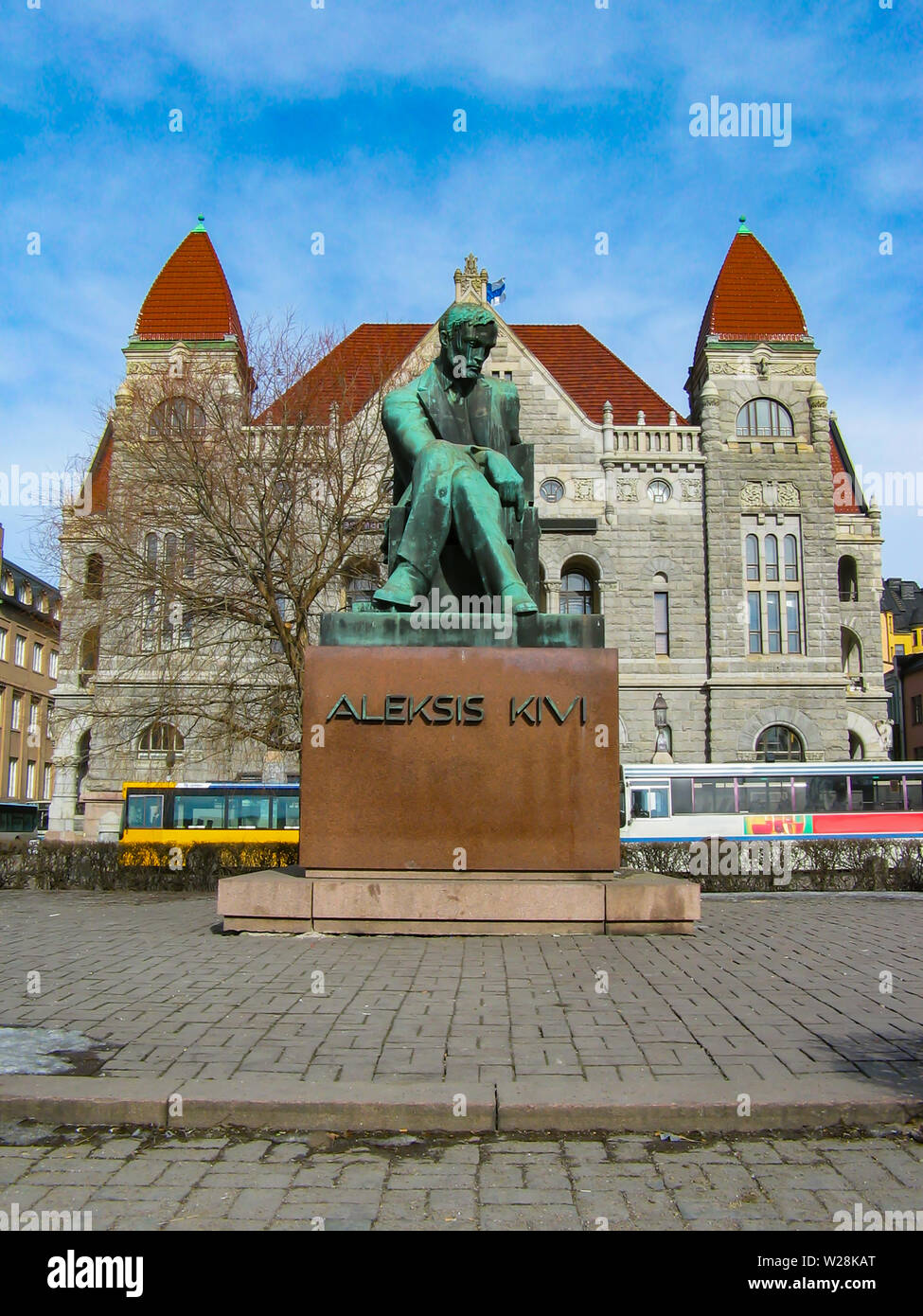 L'Aleksis Kivi memorial est une statue de bronze situé dans la place de la gare d'Helsinki, en face de l'Théâtre National de Finlande. Banque D'Images