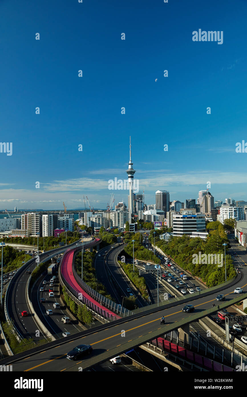 Autoroutes, routes optiques, de pistes cyclables et de Sky Tower, Auckland, île du Nord, Nouvelle-Zélande Banque D'Images