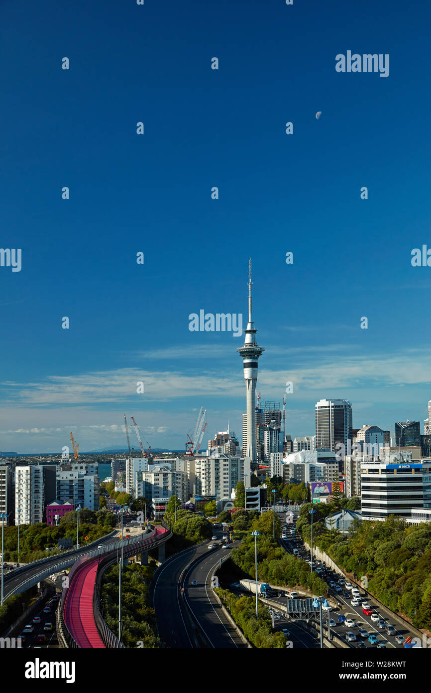 Autoroutes, routes optiques, de pistes cyclables et de Sky Tower, Auckland, île du Nord, Nouvelle-Zélande Banque D'Images