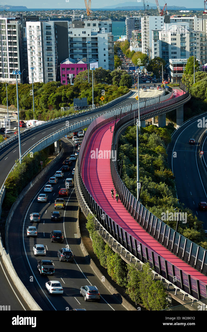 Les navetteurs sur autoroute, et la piste cyclable de la route optique, Auckland, île du Nord, Nouvelle-Zélande Banque D'Images