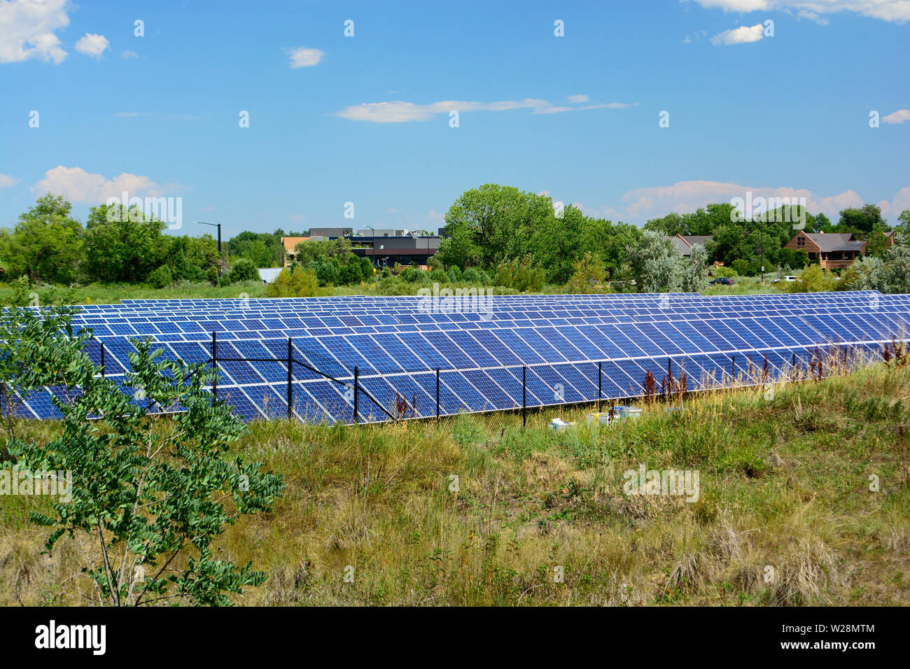 La ferme de l'énergie solaire sur une journée ensoleillée Banque D'Images