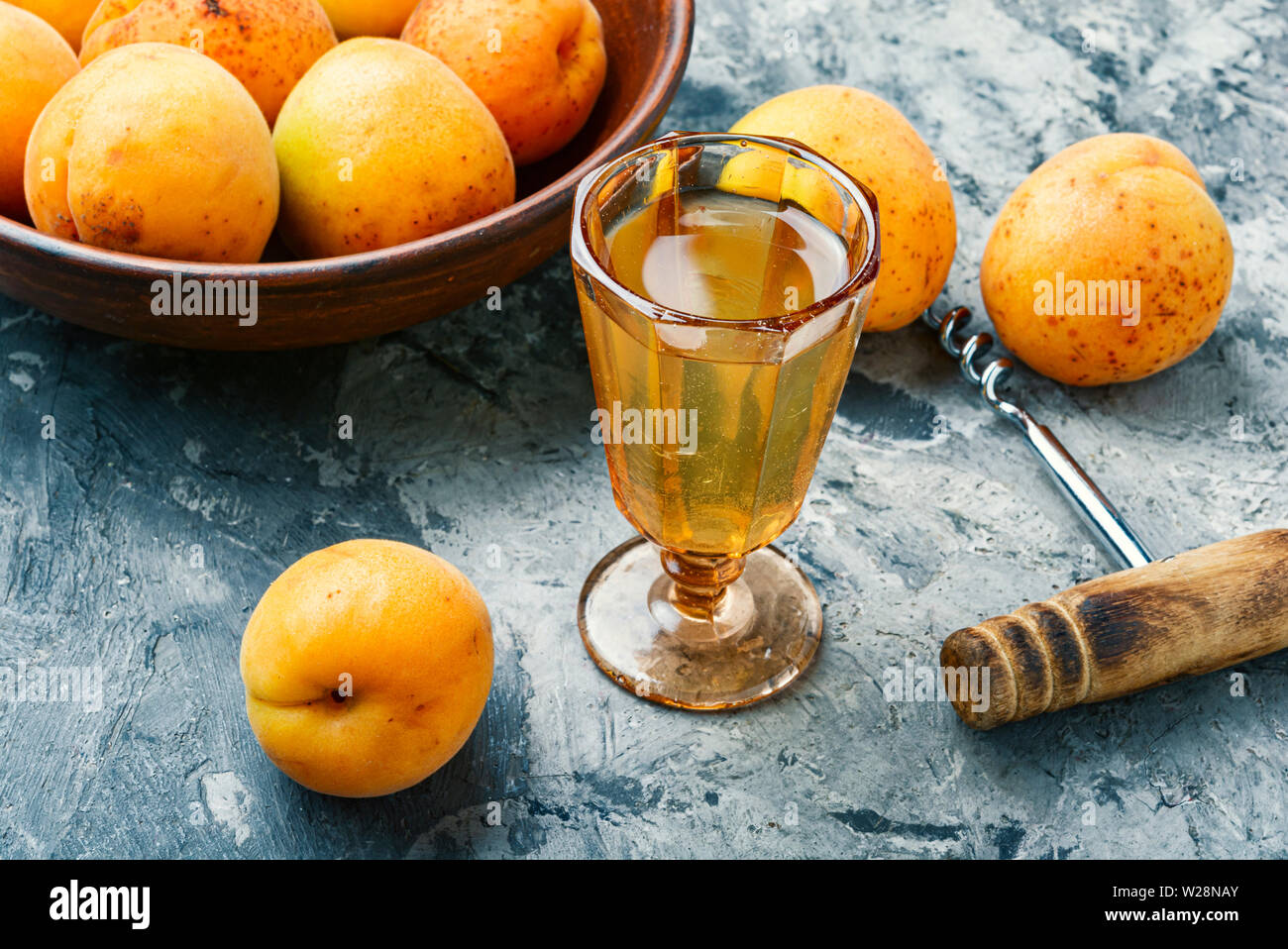 Vin d'abricot mûr fait maison.boisson alcoolisée.vin de fruit ou d'alcool dans le verre Banque D'Images