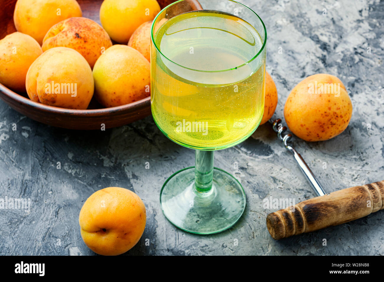 Les boissons alcoolisées.vin d'abricot.vin de fruit ou d'alcool dans le verre Banque D'Images