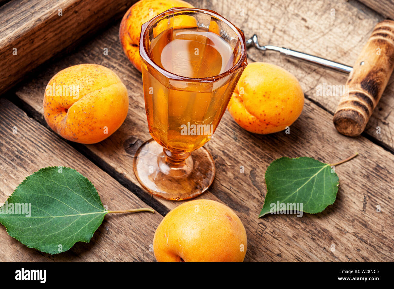 Vin d'abricot mûr fait maison.boisson alcoolisée.vin de fruits sur table en bois Banque D'Images