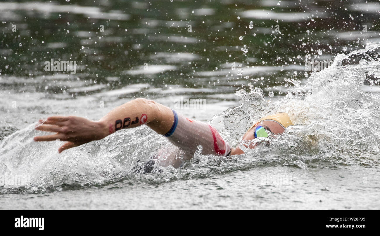 Hilpoltstein, Allemagne. 07Th Juillet, 2019. Charles-Barclay Lucy, triathlète de Grande-Bretagne, commence par le stade de natation à la Datev Challenge Roth. Dans la 18e édition du triathlon, les participants doivent nager 3,8 km, vélo 180 km et courir 42 kilomètres. crédit : Daniel Karmann/dpa/Alamy Live News Banque D'Images