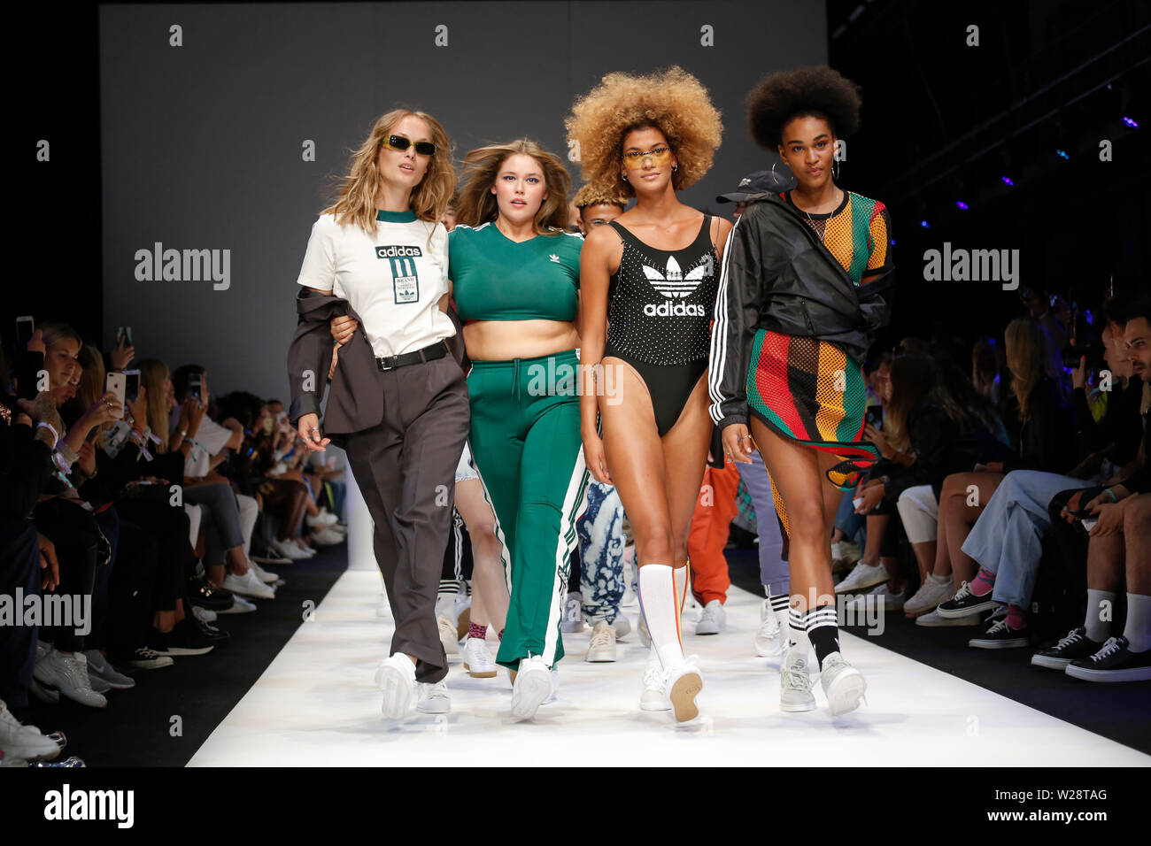 Berlin, Allemagne. Le 06 juillet, 2019. Les modèles montrent la mode à l'Adidas montrer lors de la Fashion Week sur vous à l'E-Werk à Berlin. Les collections pour le printemps/été 2020 sera présenté à la Berlin Fashion Week. Credit : Georg Wenzel/dpa-Zentralbild/ZB/dpa/Alamy Live News Banque D'Images