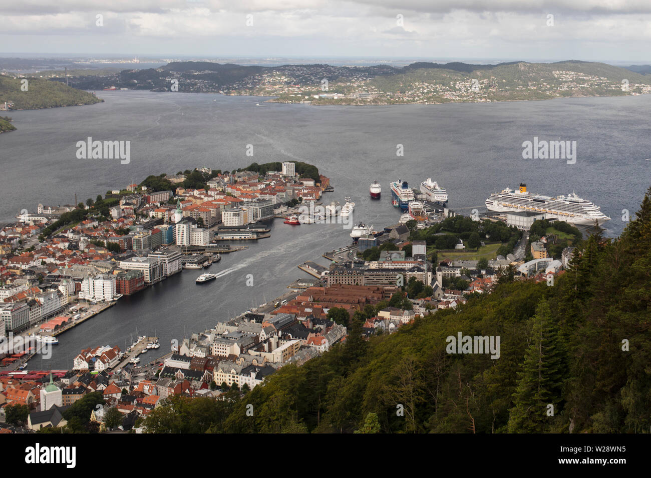 Une vue sur le port et la ville de Bergen, Norvège, du sommet de la montagne du centre des visiteurs à Mont Fløyen. Banque D'Images