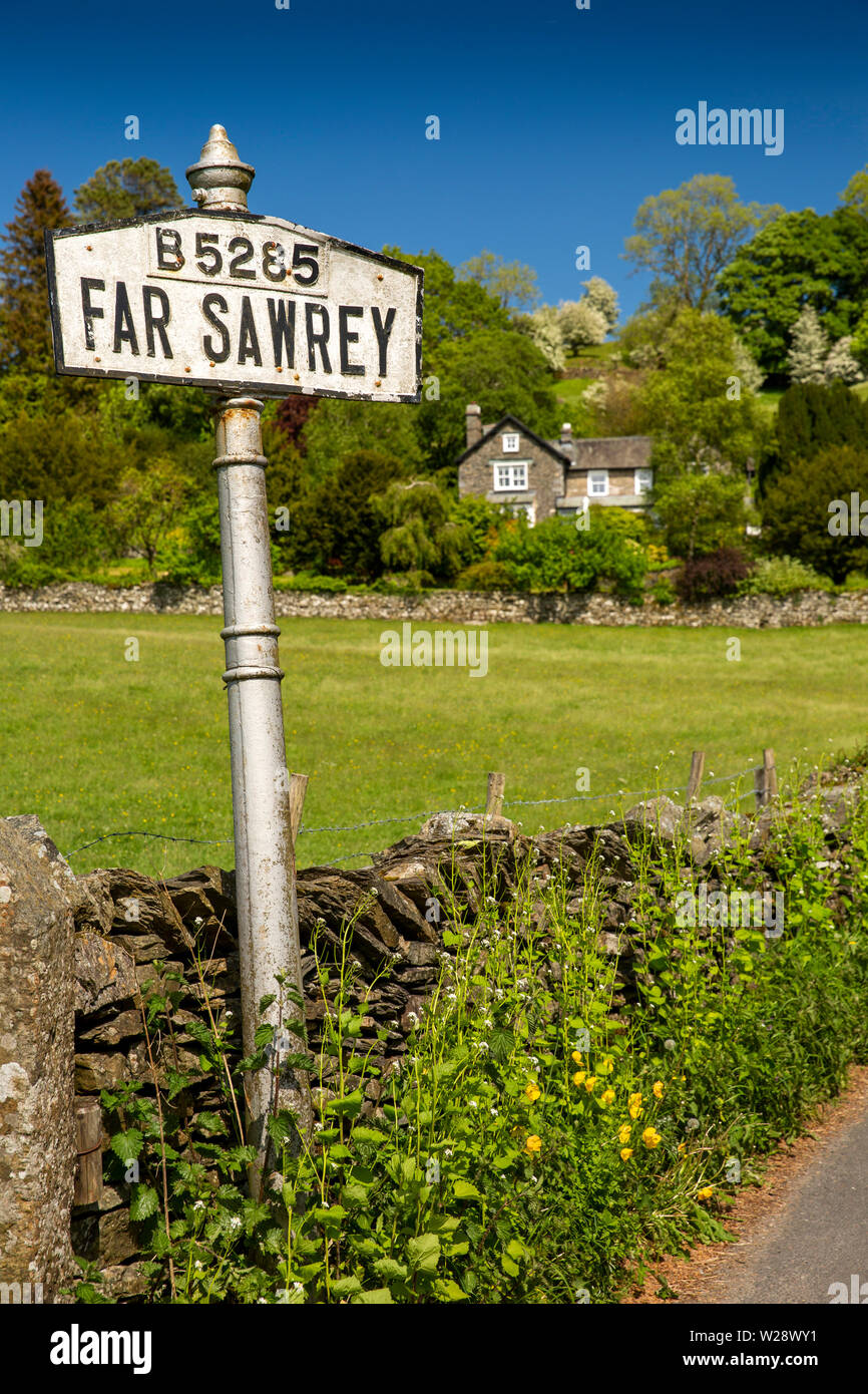 UK, Cumbria, Hawkshead, loin de Sawrey, vieux village signe sur B5285 Route de Bowness Ferry Banque D'Images