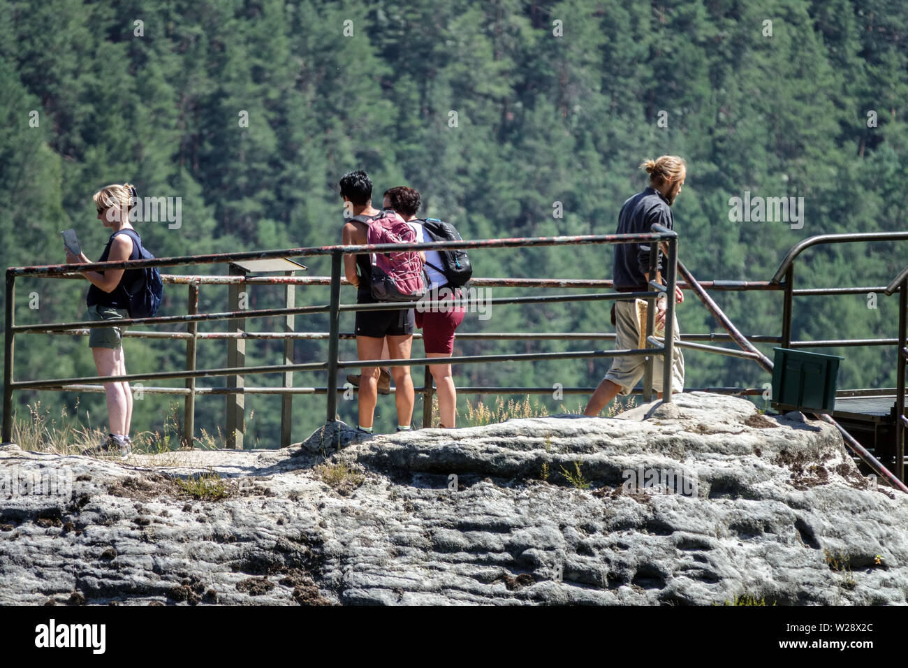 Suisse saxonne Parc National Allemagne Europe personnes randonnée sur le Top Elbe Sandstone Rock Trail Active People randonneurs Walking Path Touristic Scene Women Banque D'Images