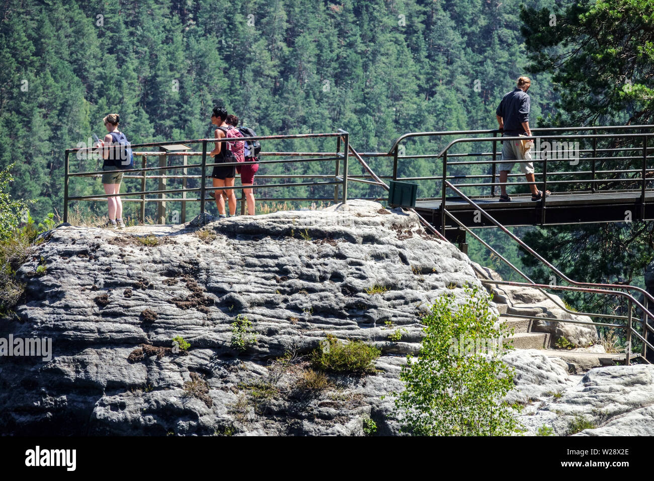 Les gens sur un sommet de pont de grès, le Parc national de la Suisse saxonne, Allemagne, Europe Banque D'Images