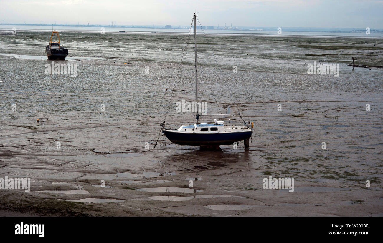Haut gauche bateaux & sécher sur la vase à marée basse sur l'estuaire de la Tamise, vieille Leigh, Leigh-on-Sea, Essex, Angleterre, Royaume-Uni Banque D'Images