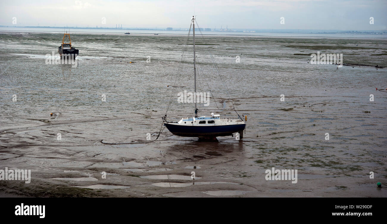 Haut gauche bateaux & sécher sur la vase à marée basse sur l'estuaire de la Tamise, vieille Leigh, Leigh-on-Sea, Essex, Angleterre, Royaume-Uni Banque D'Images