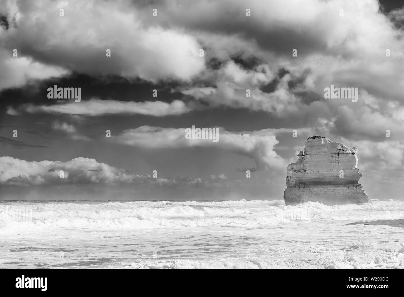 L'une des piles de la Gibson comme suit en noir et blanc contre un ciel dramatique, Great Ocean Road, l'Australie Banque D'Images