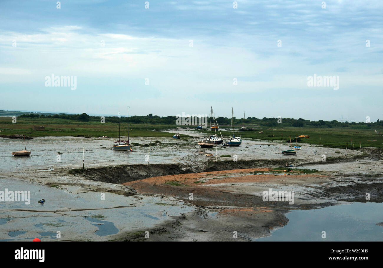 Haut gauche bateaux & sécher sur la vase à marée basse sur l'estuaire de la Tamise, vieille Leigh, Leigh-on-Sea, Essex, Angleterre, Royaume-Uni Banque D'Images