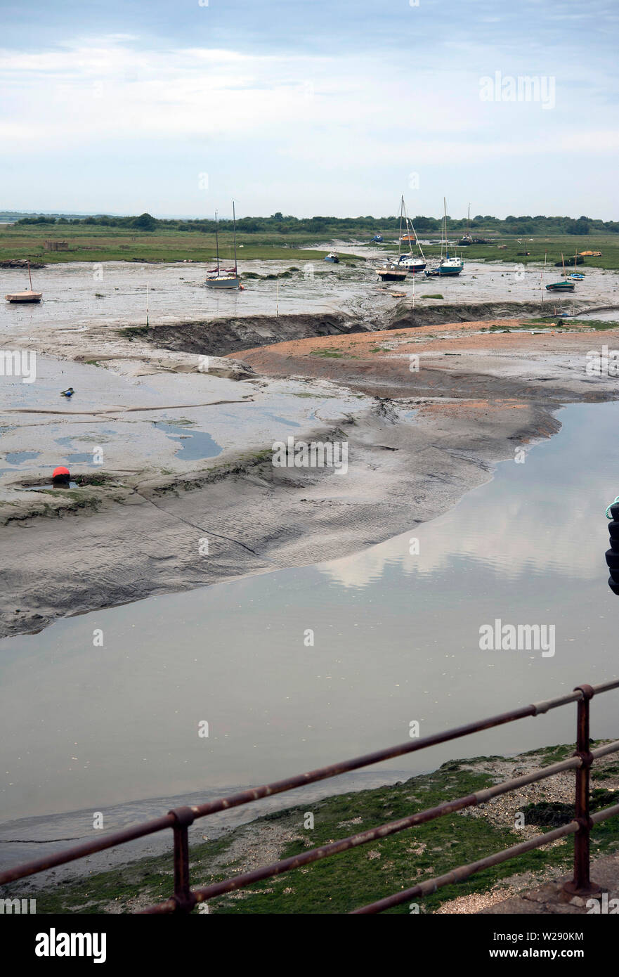 Haut gauche bateaux & sécher sur la vase à marée basse sur l'estuaire de la Tamise, vieille Leigh, Leigh-on-Sea, Essex, Angleterre, Royaume-Uni Banque D'Images
