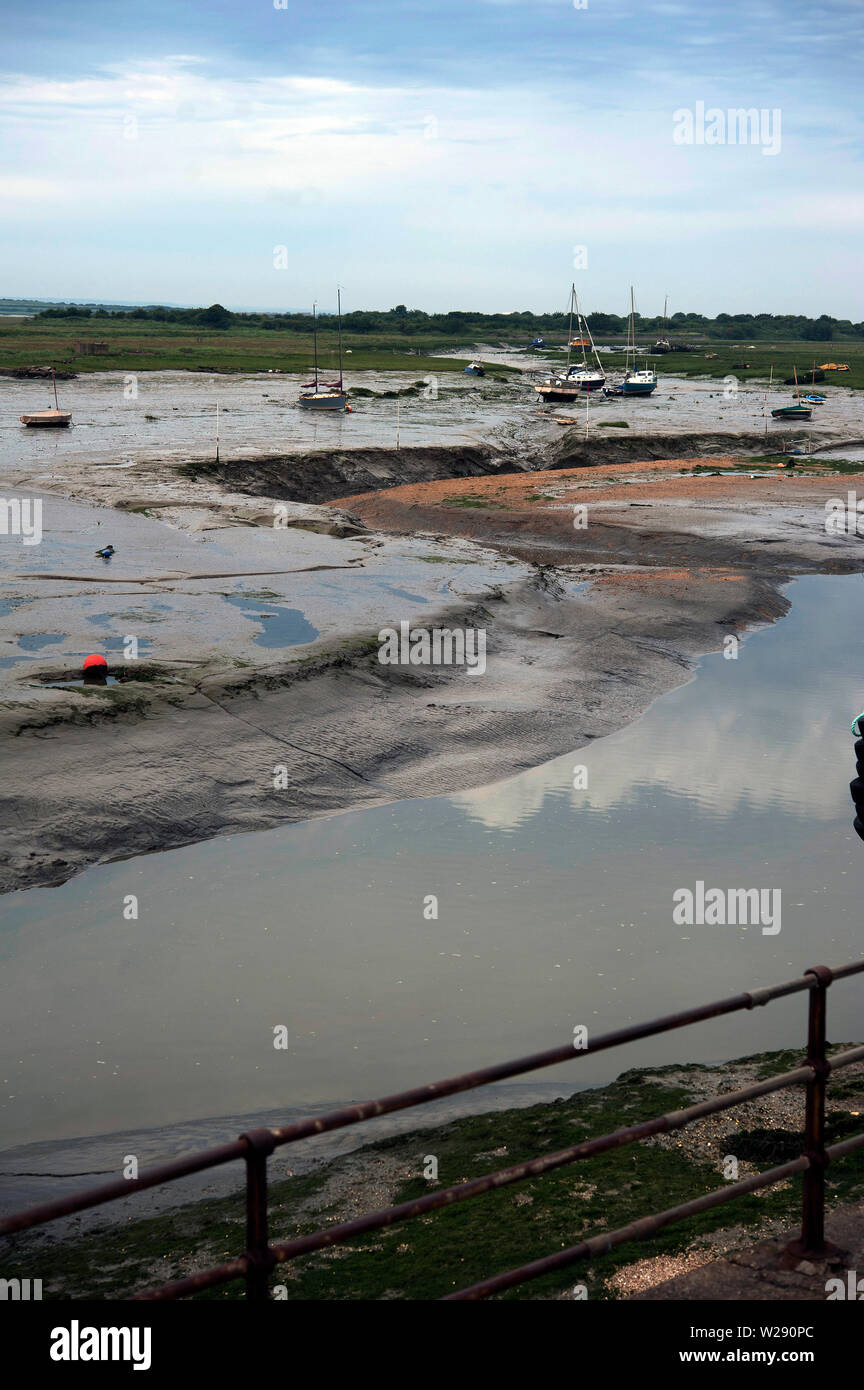 Haut gauche bateaux & sécher sur la vase à marée basse sur l'estuaire de la Tamise, vieille Leigh, Leigh-on-Sea, Essex, Angleterre, Royaume-Uni Banque D'Images