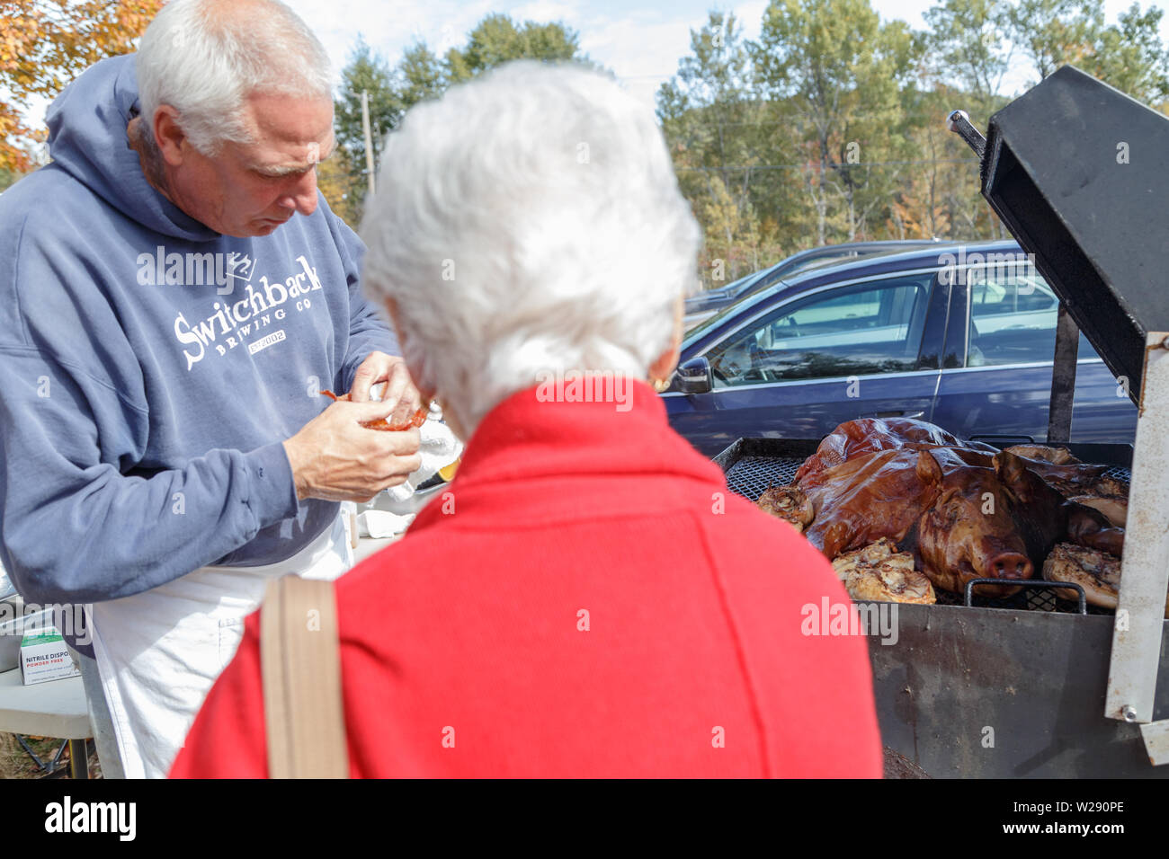Un parking barbecue vender emplacements sa nourriture à un client potentiel qui est curieux de savoir ce qu'elle voit sur le gril en ville de Rockingham, Vermont. Banque D'Images