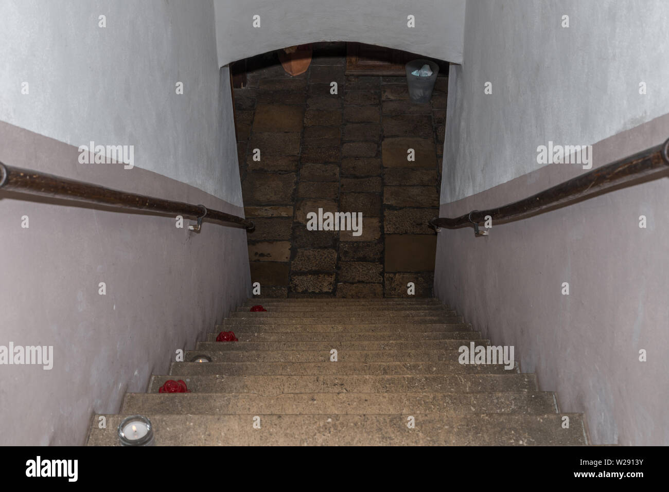 Escalier en pierre vers le bas dans une vieille cave, Allemagne Banque D'Images