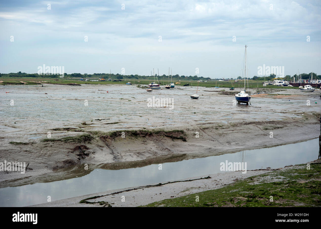 Haut gauche bateaux & sécher sur la vase à marée basse sur l'estuaire de la Tamise, vieille Leigh, Leigh-on-Sea, Essex, Angleterre, Royaume-Uni Banque D'Images