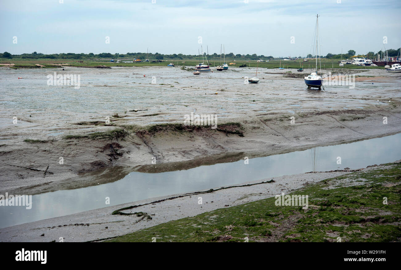 Haut gauche bateaux & sécher sur la vase à marée basse sur l'estuaire de la Tamise, vieille Leigh, Leigh-on-Sea, Essex, Angleterre, Royaume-Uni Banque D'Images