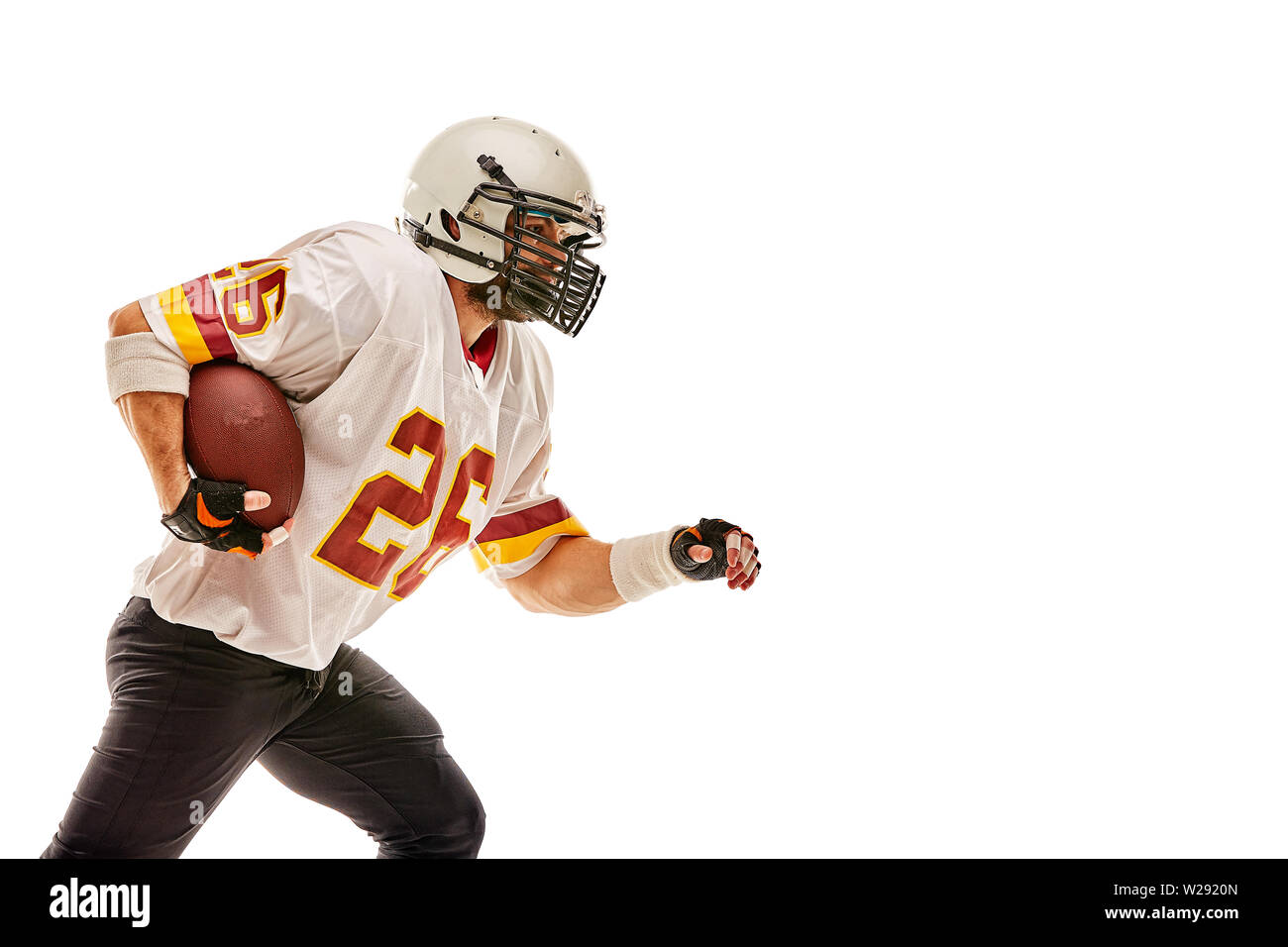 American football player in motion avec le ballon sur un fond blanc avec une ligne de lumière, l'espace de copie. Le concept du jeu est le football américain Banque D'Images