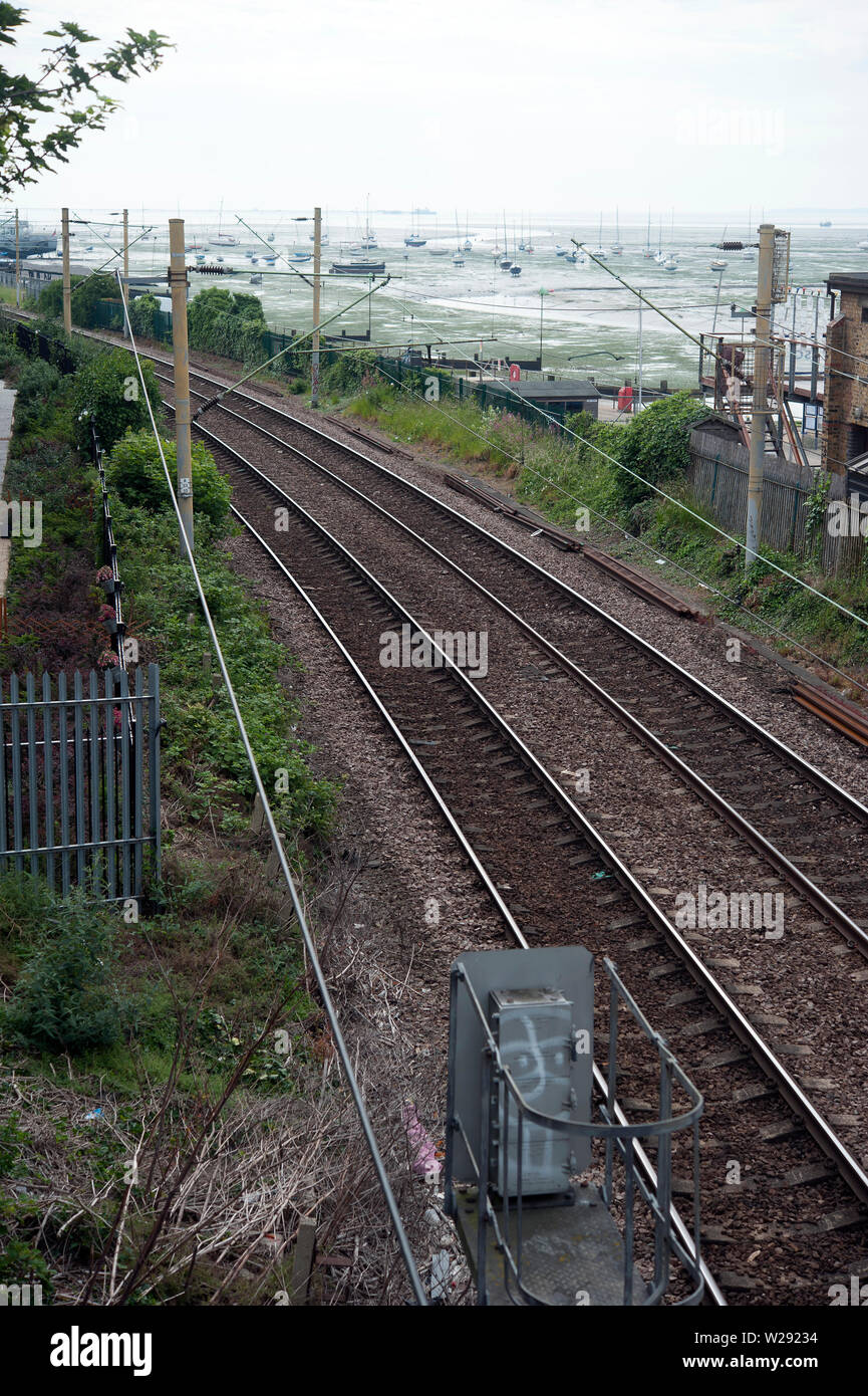 Haut gauche bateaux & sécher sur la vase à marée basse sur l'estuaire de la Tamise, vieille Leigh, Leigh-on-Sea, Essex, Angleterre, Royaume-Uni Banque D'Images