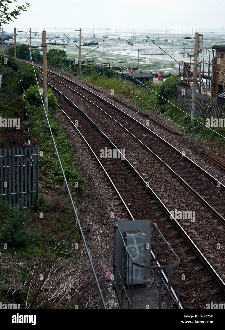Haut gauche bateaux & sécher sur la vase à marée basse sur l'estuaire de la Tamise, vieille Leigh, Leigh-on-Sea, Essex, Angleterre, Royaume-Uni Banque D'Images