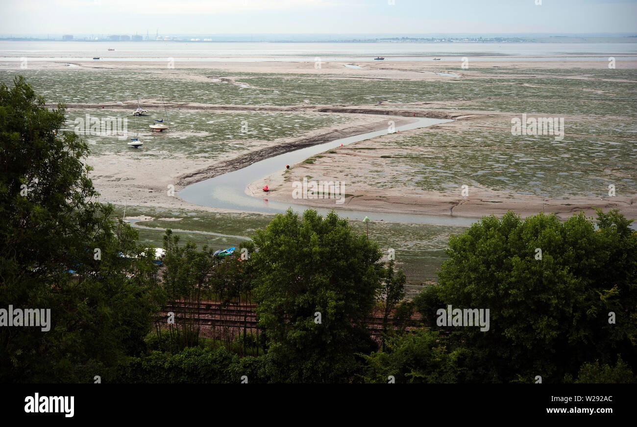 Haut gauche bateaux & sécher sur la vase à marée basse sur l'estuaire de la Tamise, vieille Leigh, Leigh-on-Sea, Essex, Angleterre, Royaume-Uni Banque D'Images