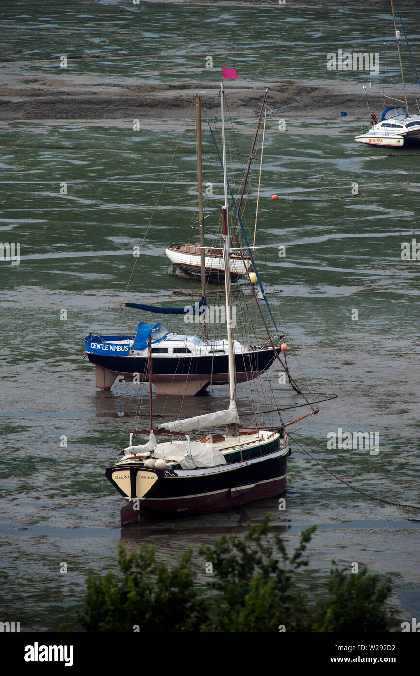 Haut gauche bateaux & sécher sur la vase à marée basse sur l'estuaire de la Tamise, vieille Leigh, Leigh-on-Sea, Essex, Angleterre, Royaume-Uni Banque D'Images