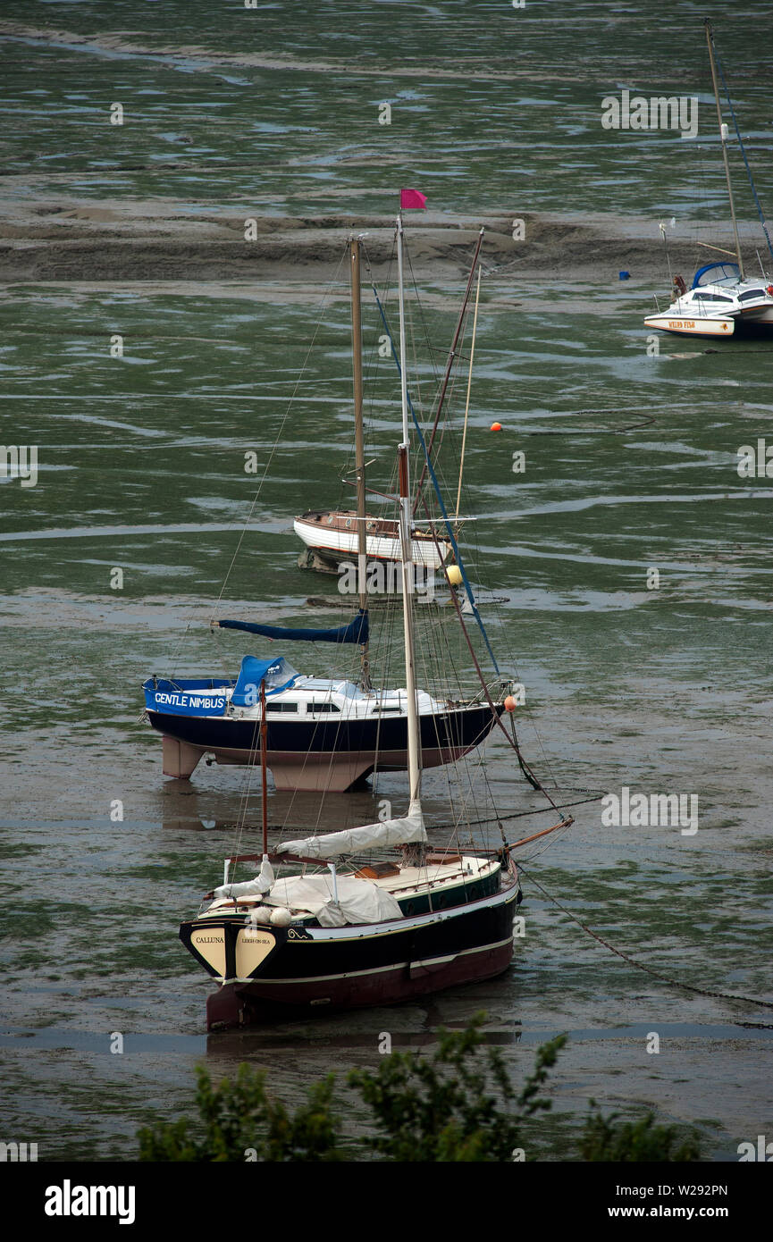 Haut gauche bateaux & sécher sur la vase à marée basse sur l'estuaire de la Tamise, vieille Leigh, Leigh-on-Sea, Essex, Angleterre, Royaume-Uni Banque D'Images