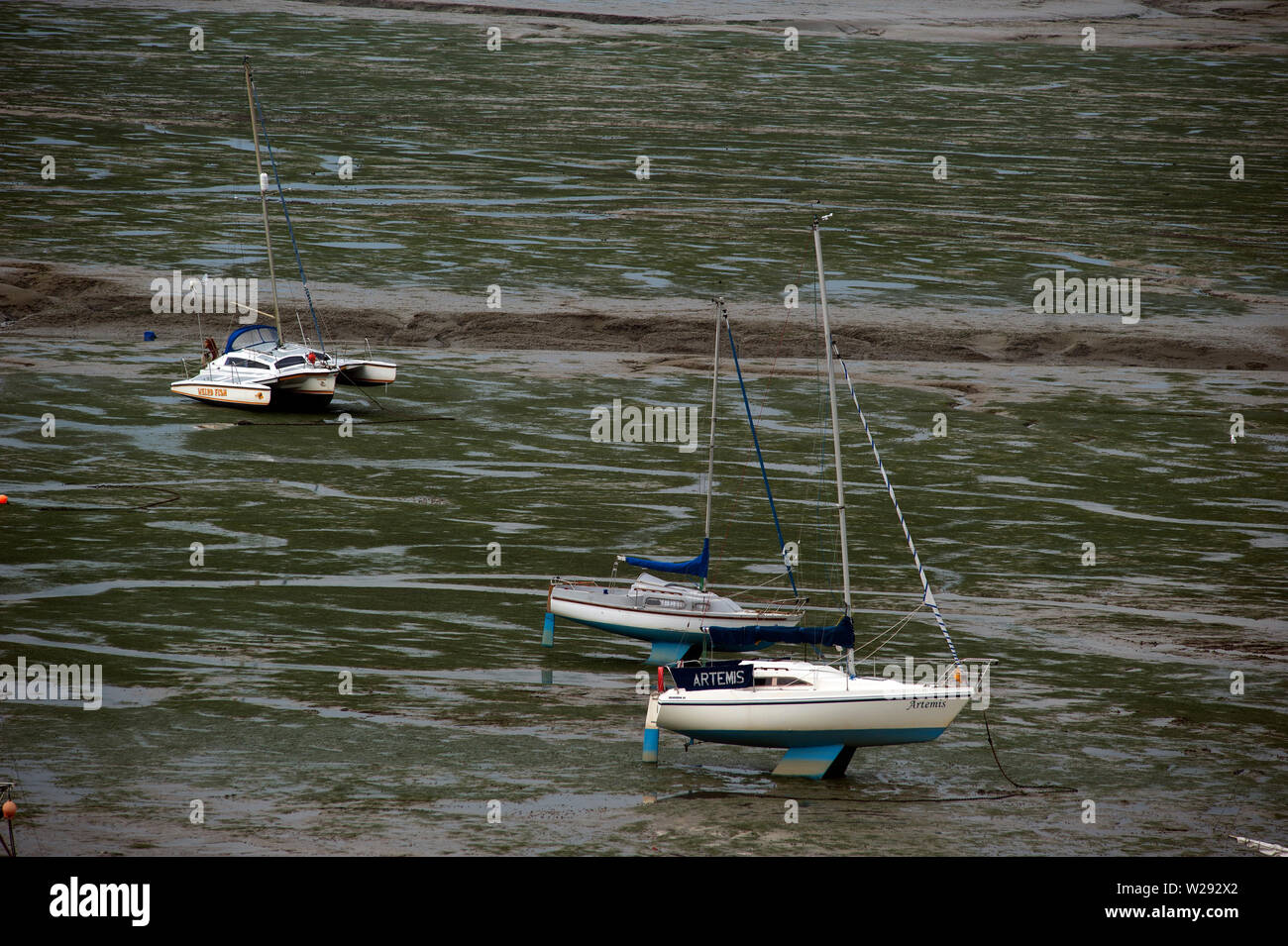 Haut gauche bateaux & sécher sur la vase à marée basse sur l'estuaire de la Tamise, vieille Leigh, Leigh-on-Sea, Essex, Angleterre, Royaume-Uni Banque D'Images