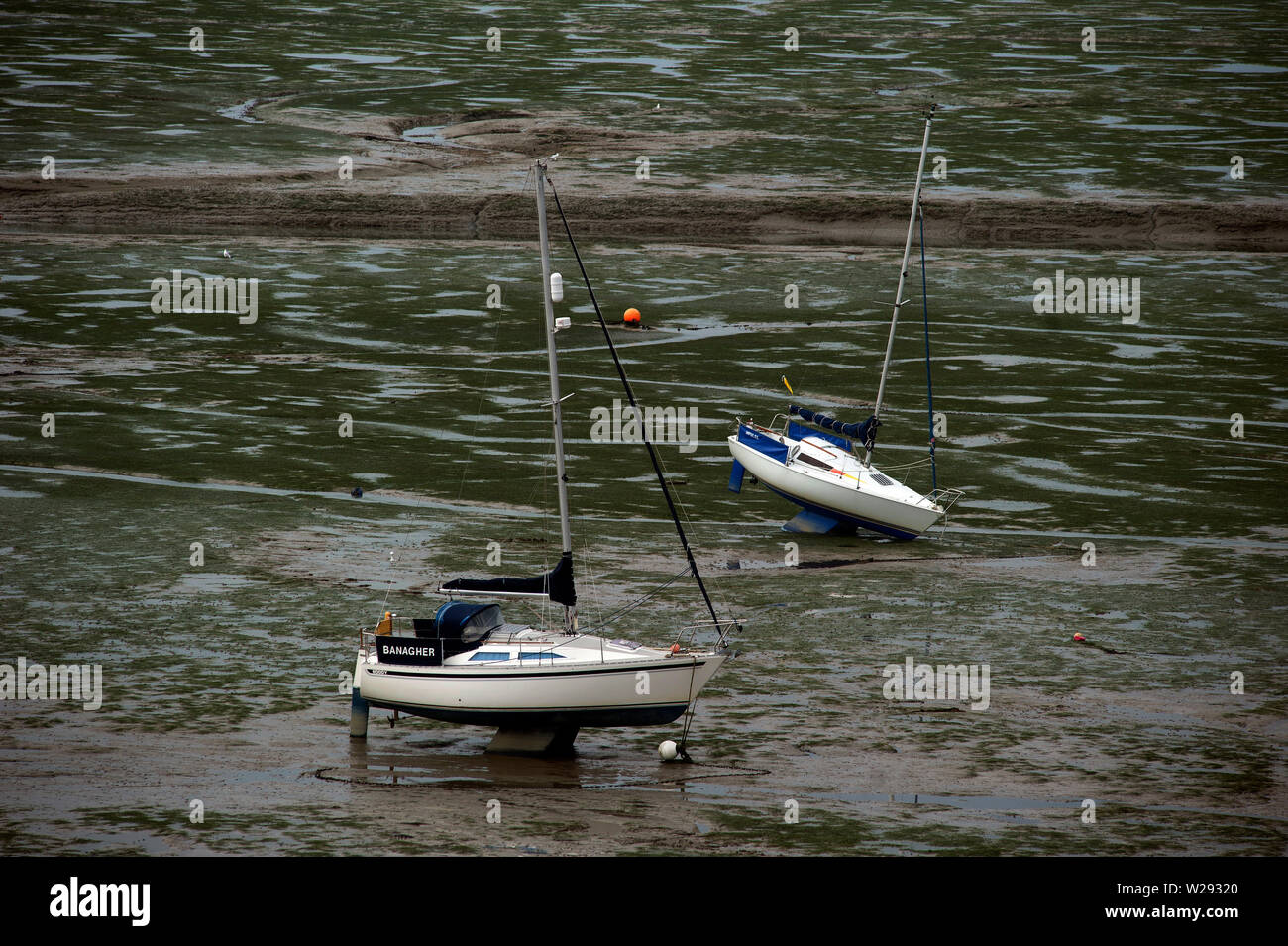 Haut gauche bateaux & sécher sur la vase à marée basse sur l'estuaire de la Tamise, vieille Leigh, Leigh-on-Sea, Essex, Angleterre, Royaume-Uni Banque D'Images