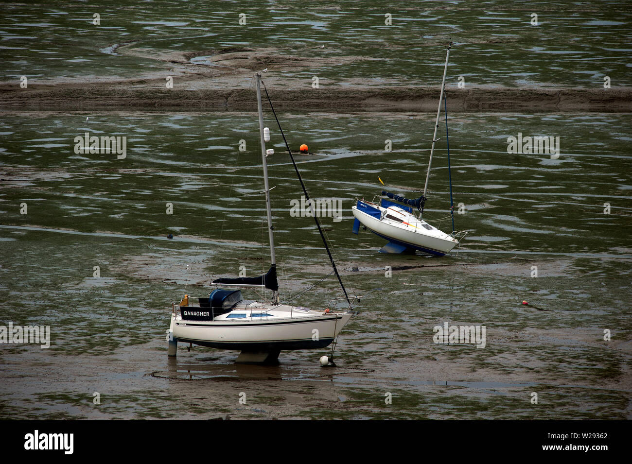 Haut gauche bateaux & sécher sur la vase à marée basse sur l'estuaire de la Tamise, vieille Leigh, Leigh-on-Sea, Essex, Angleterre, Royaume-Uni Banque D'Images