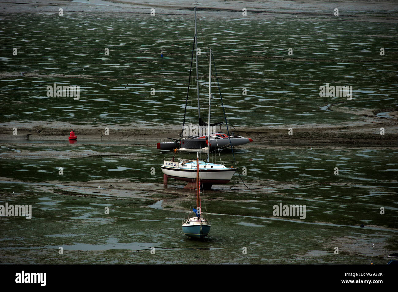 Haut gauche bateaux & sécher sur la vase à marée basse sur l'estuaire de la Tamise, vieille Leigh, Leigh-on-Sea, Essex, Angleterre, Royaume-Uni Banque D'Images