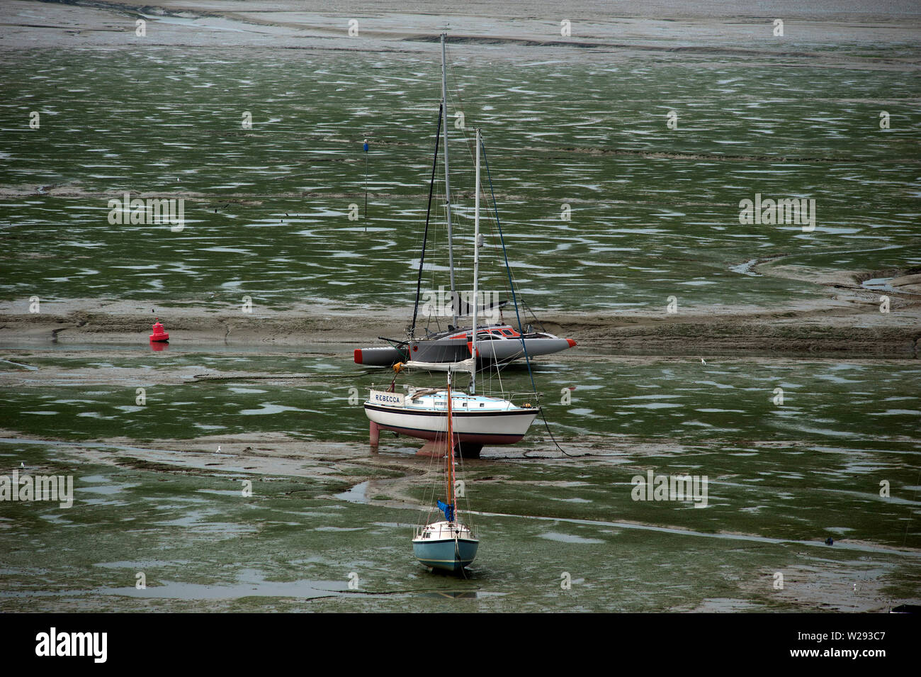 Haut gauche bateaux & sécher sur la vase à marée basse sur l'estuaire de la Tamise, vieille Leigh, Leigh-on-Sea, Essex, Angleterre, Royaume-Uni Banque D'Images