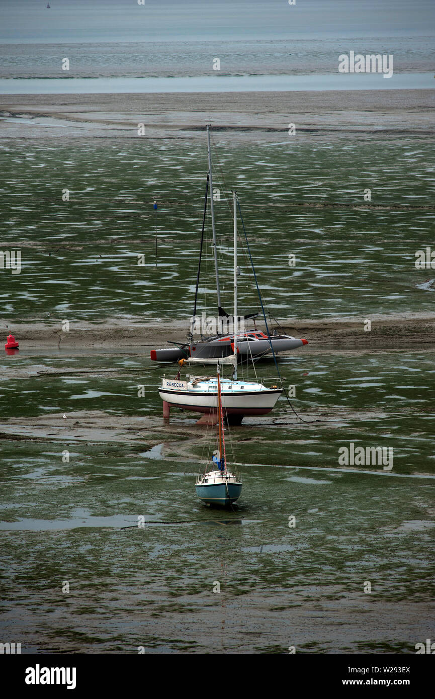 Haut gauche bateaux & sécher sur la vase à marée basse sur l'estuaire de la Tamise, vieille Leigh, Leigh-on-Sea, Essex, Angleterre, Royaume-Uni Banque D'Images