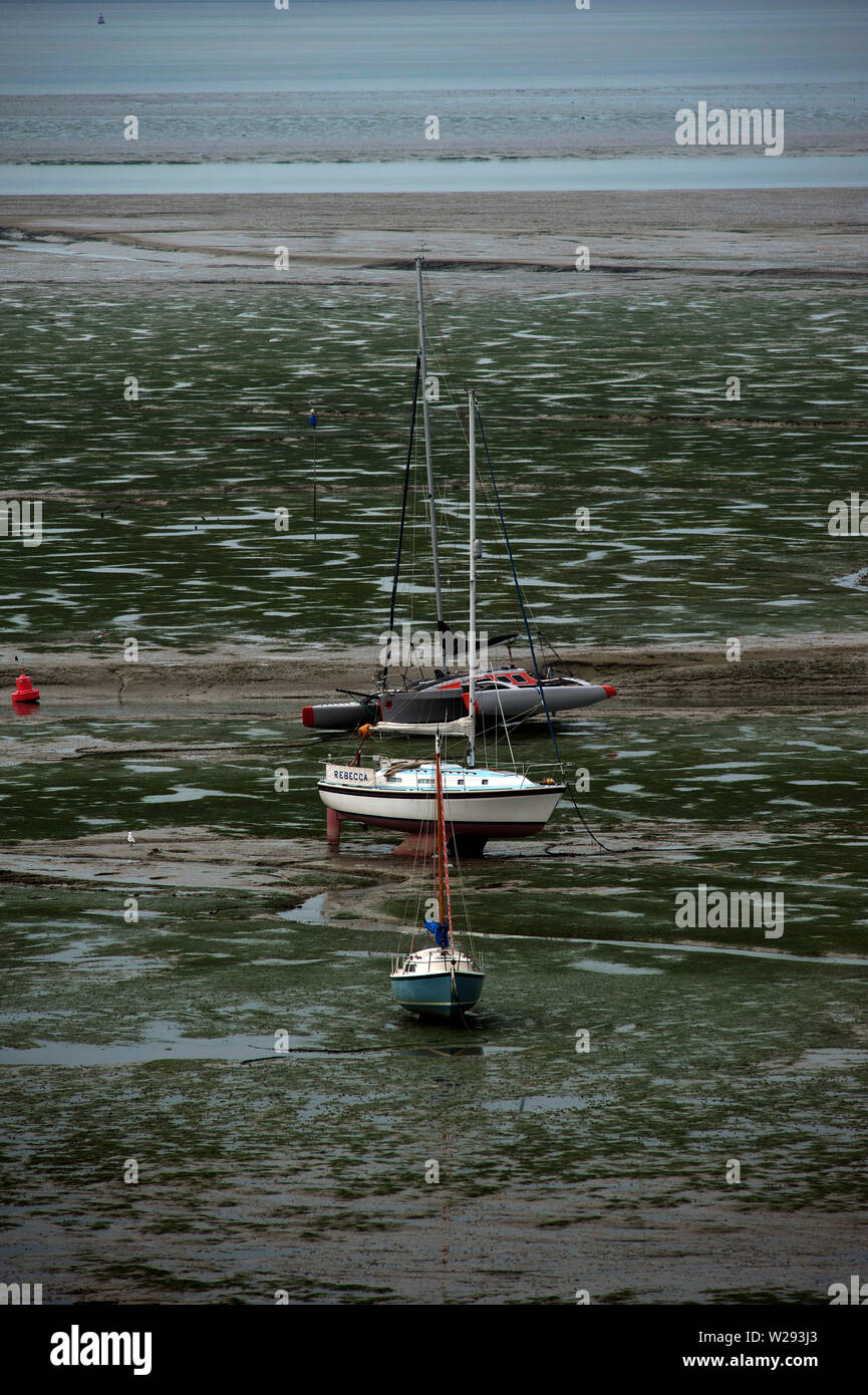 Haut gauche bateaux & sécher sur la vase à marée basse sur l'estuaire de la Tamise, vieille Leigh, Leigh-on-Sea, Essex, Angleterre, Royaume-Uni Banque D'Images