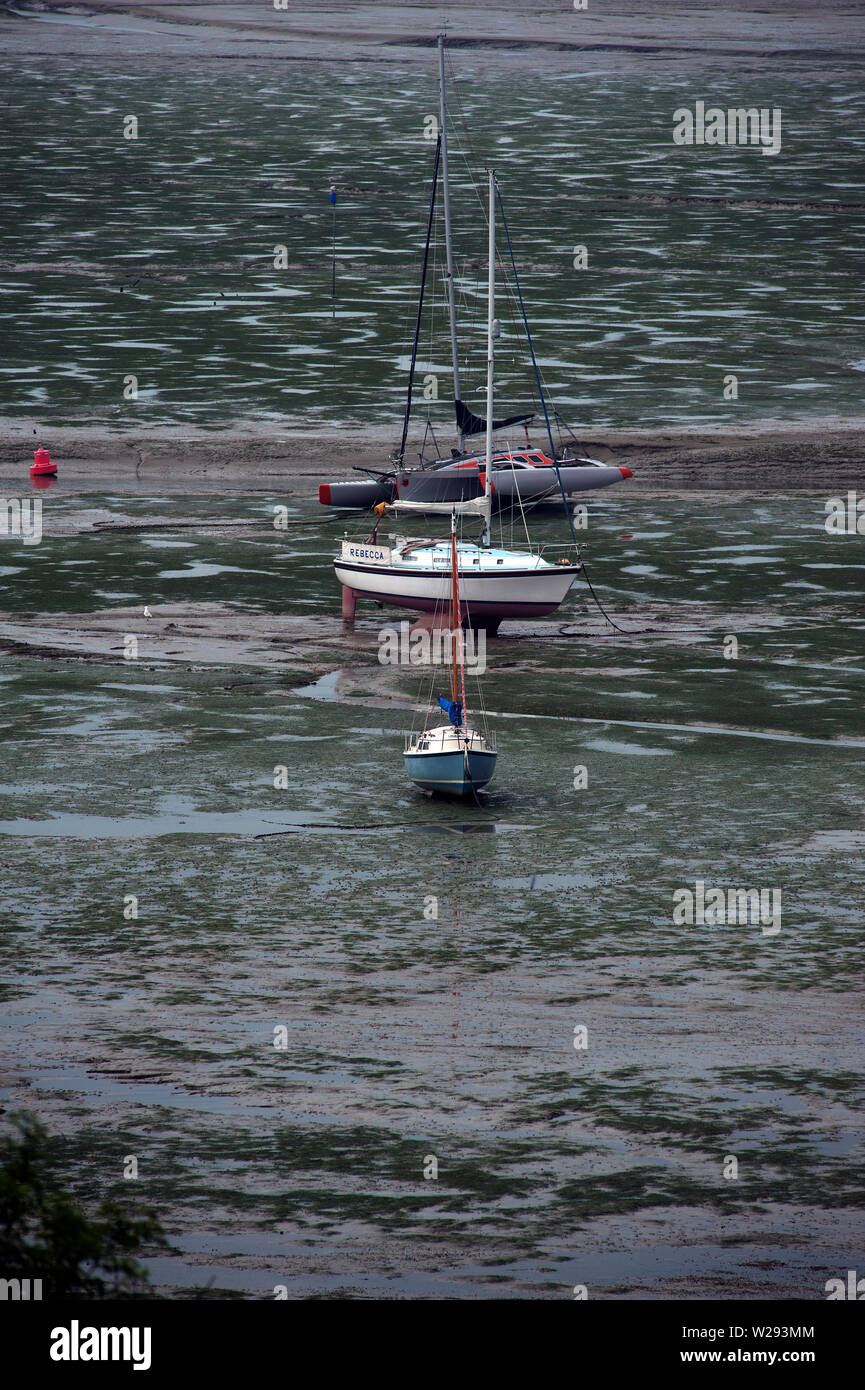 Haut gauche bateaux & sécher sur la vase à marée basse sur l'estuaire de la Tamise, vieille Leigh, Leigh-on-Sea, Essex, Angleterre, Royaume-Uni Banque D'Images