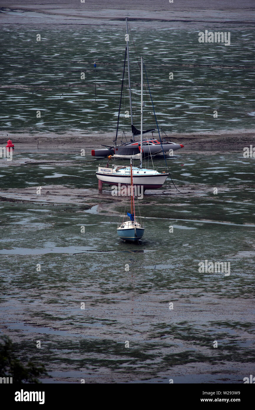Haut gauche bateaux & sécher sur la vase à marée basse sur l'estuaire de la Tamise, vieille Leigh, Leigh-on-Sea, Essex, Angleterre, Royaume-Uni Banque D'Images