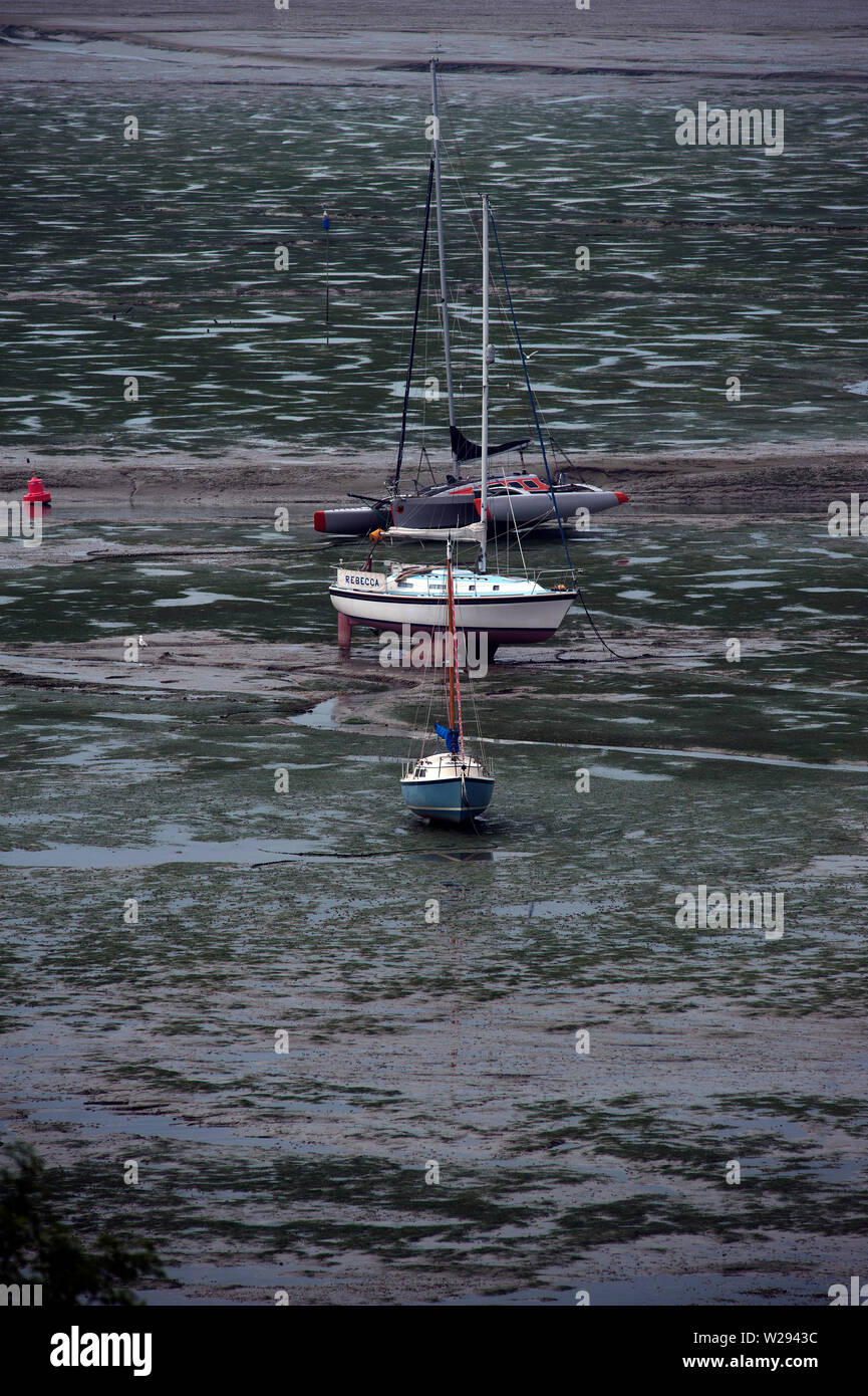 Haut gauche bateaux & sécher sur la vase à marée basse sur l'estuaire de la Tamise, vieille Leigh, Leigh-on-Sea, Essex, Angleterre, Royaume-Uni Banque D'Images