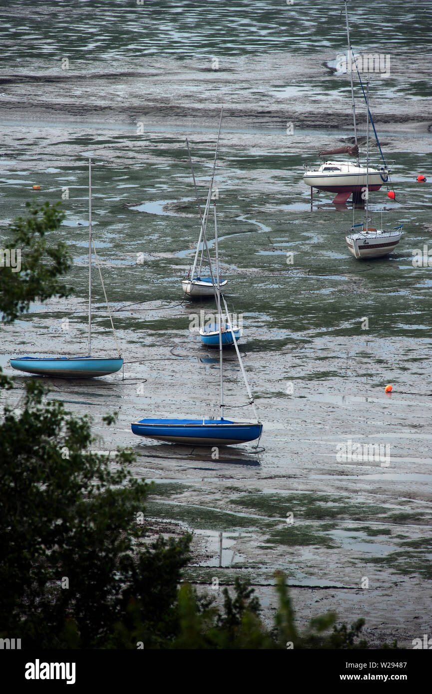 Haut gauche bateaux & sécher sur la vase à marée basse sur l'estuaire de la Tamise, vieille Leigh, Leigh-on-Sea, Essex, Angleterre, Royaume-Uni Banque D'Images