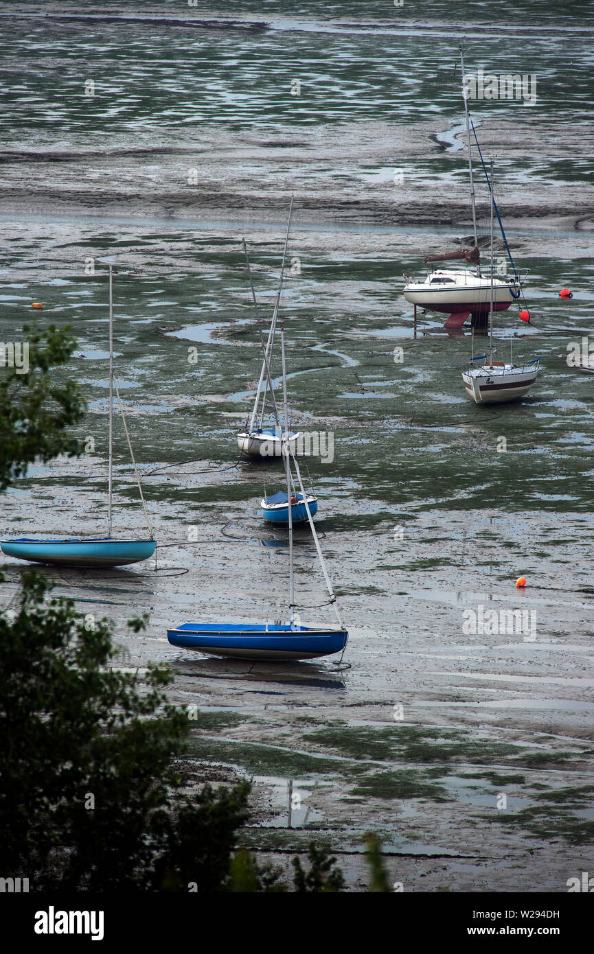 Haut gauche bateaux & sécher sur la vase à marée basse sur l'estuaire de la Tamise, vieille Leigh, Leigh-on-Sea, Essex, Angleterre, Royaume-Uni Banque D'Images