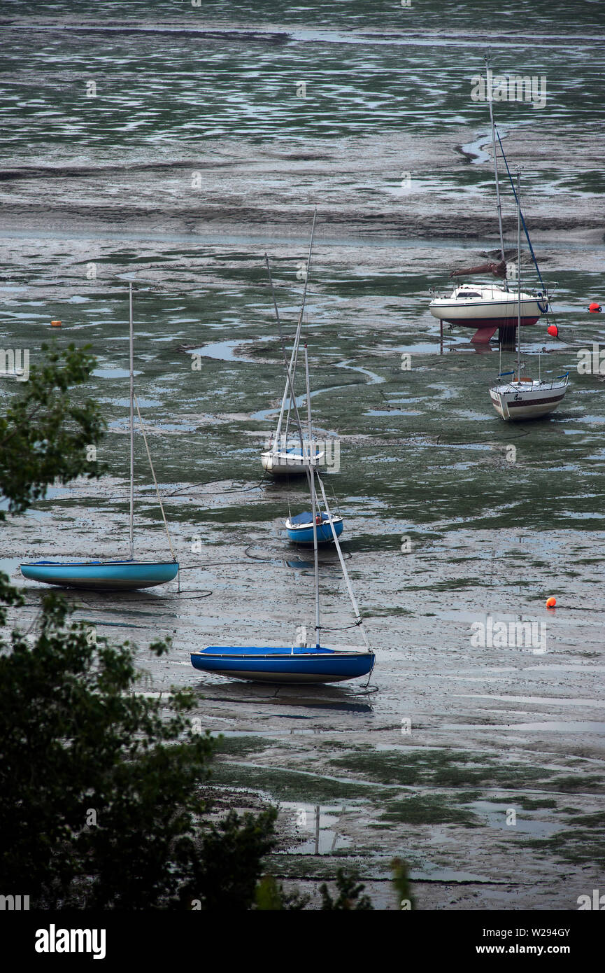 Haut gauche bateaux & sécher sur la vase à marée basse sur l'estuaire de la Tamise, vieille Leigh, Leigh-on-Sea, Essex, Angleterre, Royaume-Uni Banque D'Images