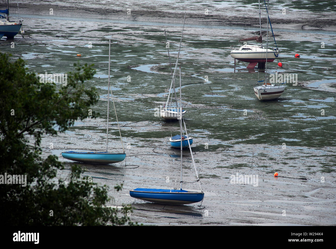 Haut gauche bateaux & sécher sur la vase à marée basse sur l'estuaire de la Tamise, vieille Leigh, Leigh-on-Sea, Essex, Angleterre, Royaume-Uni Banque D'Images