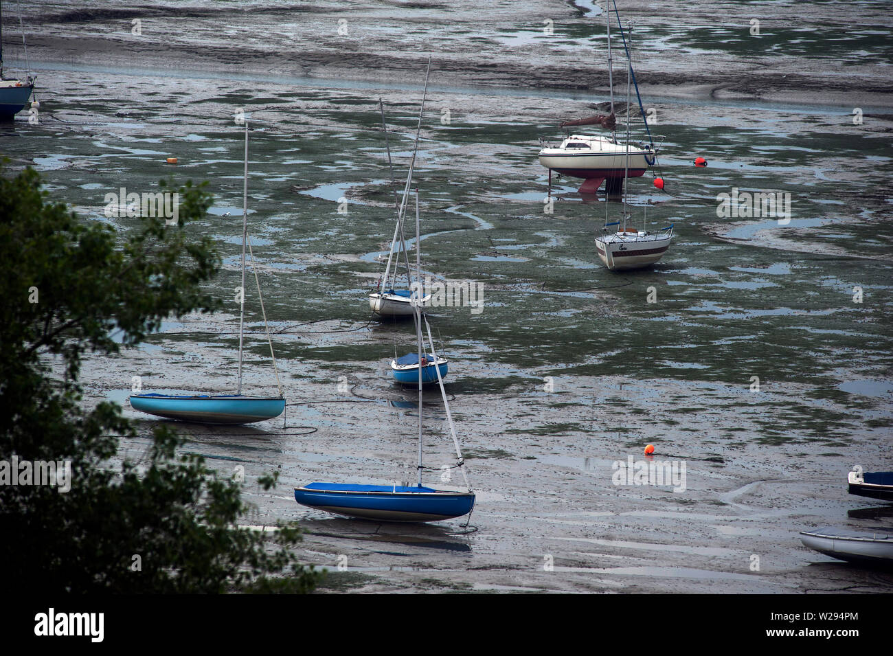 Haut gauche bateaux & sécher sur la vase à marée basse sur l'estuaire de la Tamise, vieille Leigh, Leigh-on-Sea, Essex, Angleterre, Royaume-Uni Banque D'Images