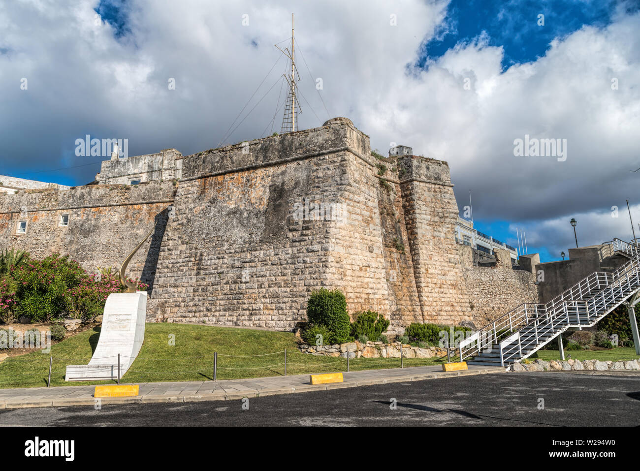 Le Cidadela de Cascais est le 15e siècle fort qui gardait l'extrémité ouest de l'estuaire du Tage et le petit port de pêche de Cascais. Le Portugal . Banque D'Images