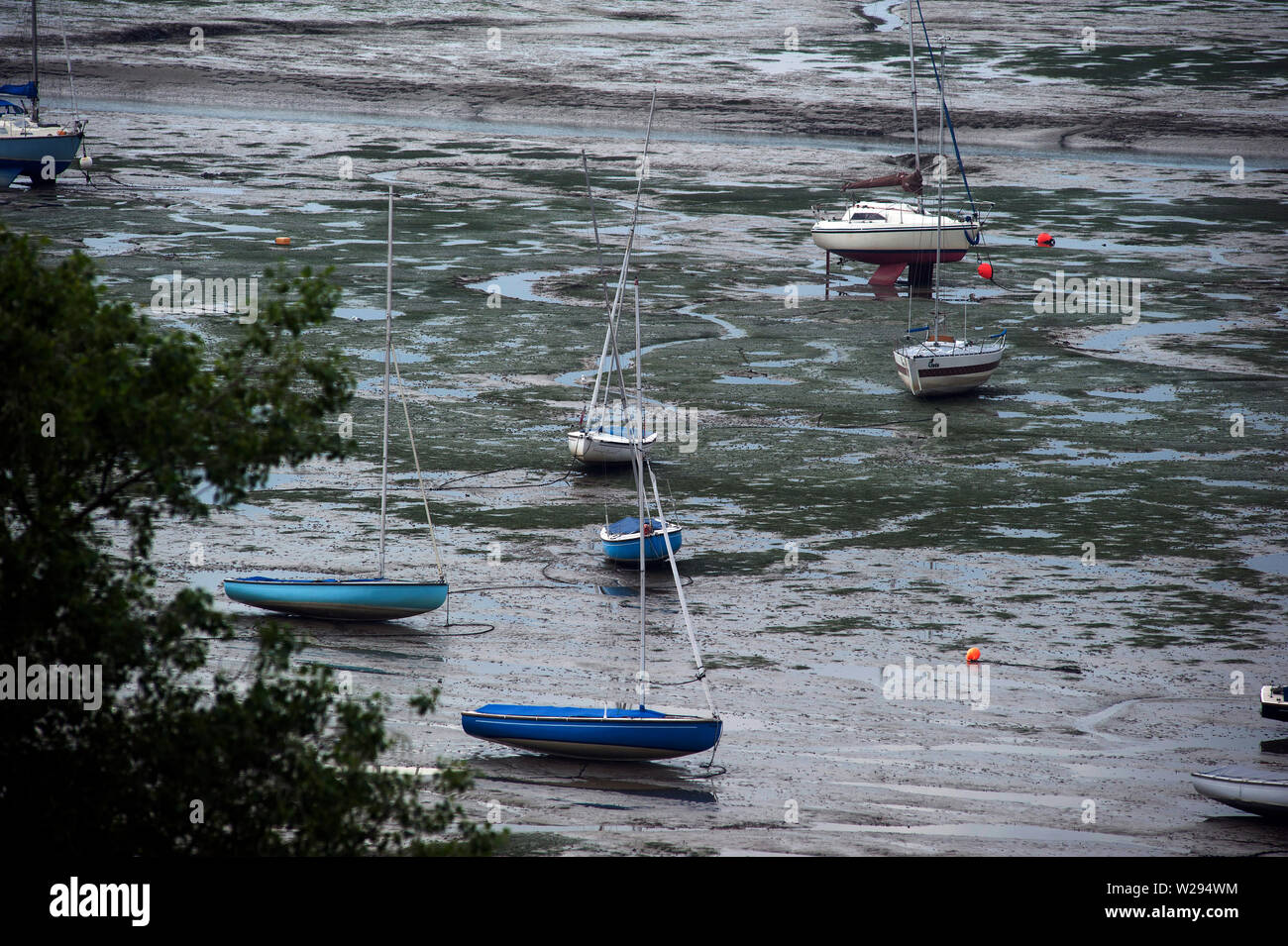 Haut gauche bateaux & sécher sur la vase à marée basse sur l'estuaire de la Tamise, vieille Leigh, Leigh-on-Sea, Essex, Angleterre, Royaume-Uni Banque D'Images