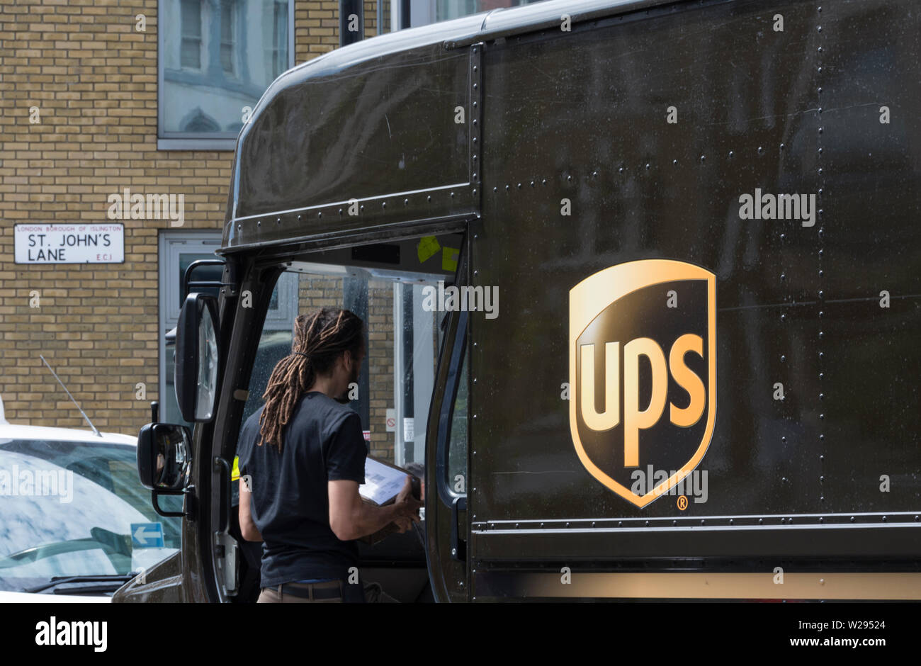 Une camionnette de livraison United Parcel Service (UPS) et un chauffeur dans les rues de Londres, Angleterre, Royaume-Uni Banque D'Images