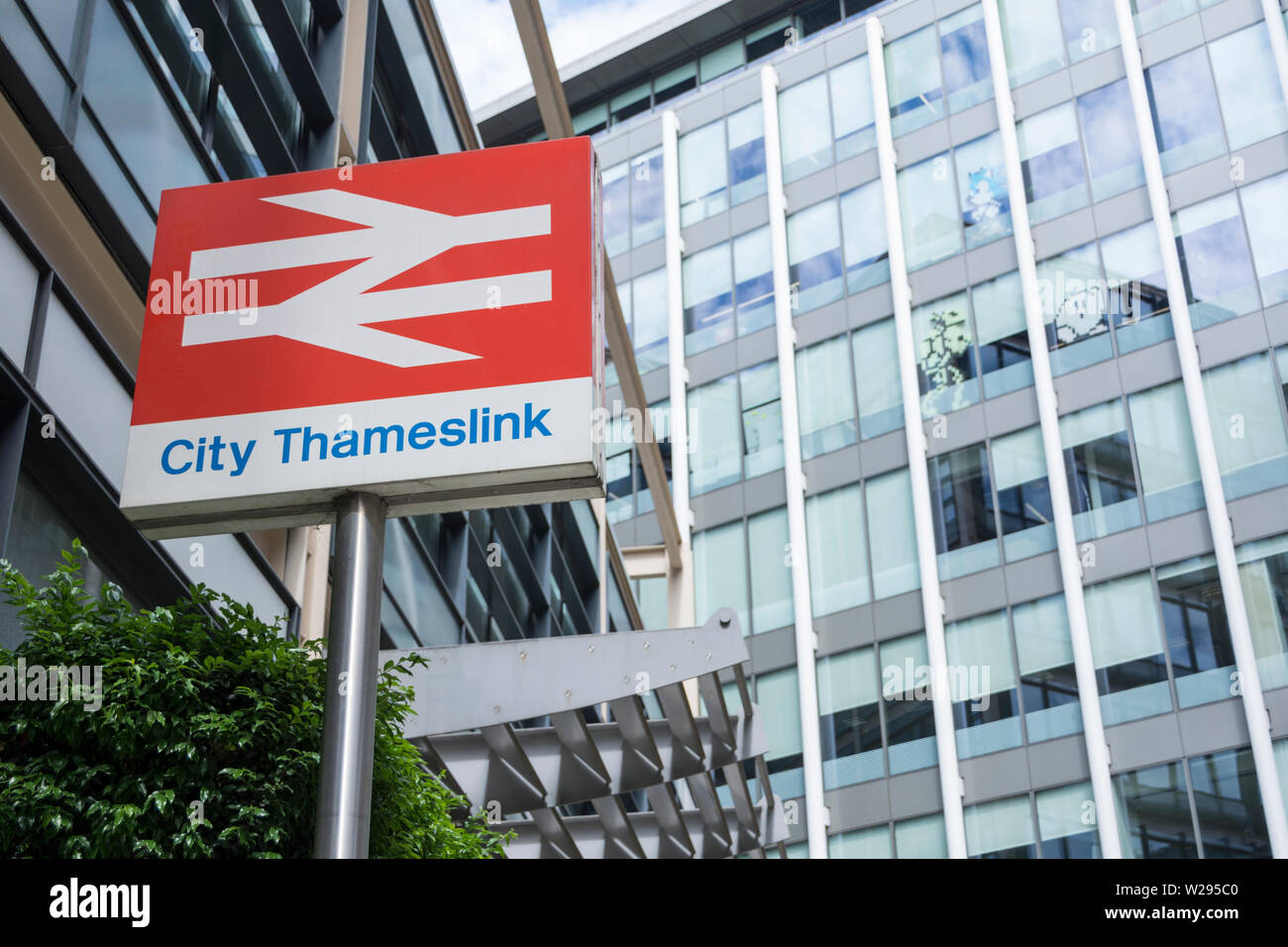 City Thameslink station et ancien logo British Rail dans la ville de London, UK Banque D'Images