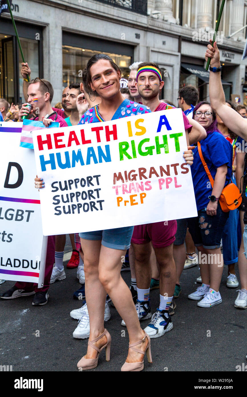 6 juillet 2019 - personne portant l'enseigne « la santé est un droit humain », London Pride Parade, Royaume-Uni Banque D'Images